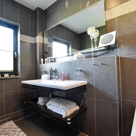 Modern In With Parking דירה *