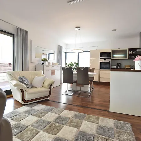 Modern In With Parking דירה