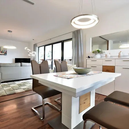 Modern In With Parking דירה *