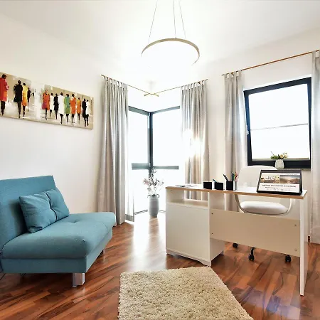 Modern In With Parking * רוסטוק