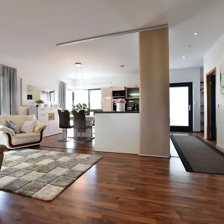 Modern In With Parking דירה