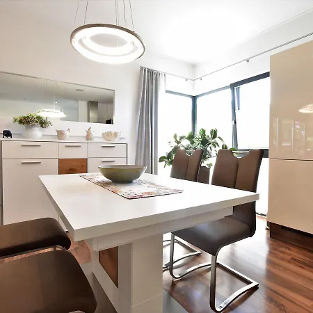 Modern In With Parking דירה *